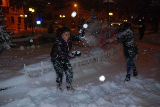 Tokat’ta Kar Esareti Eğlenceye Dönüştü