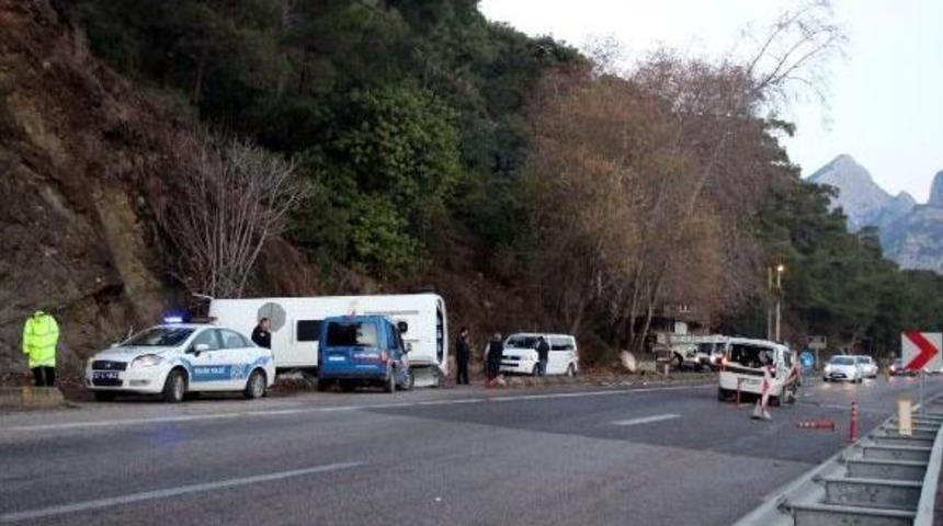 Antalya'da Otel Servisi Kaza Yaptı: 16 Yaralı