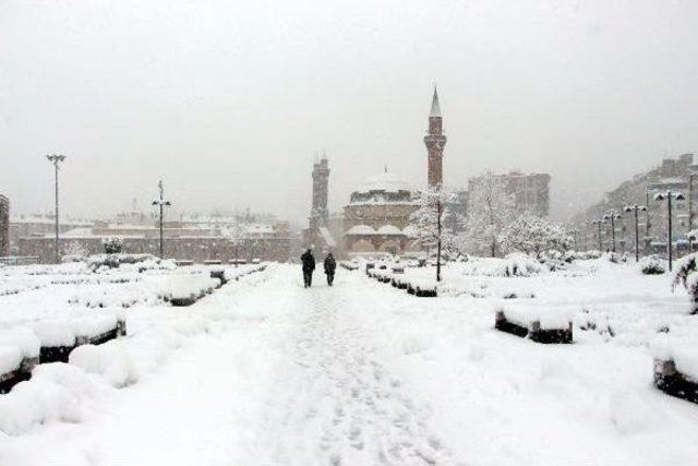 Sivas'ta Yoğun Kar Yağışı; Okullar Tatil