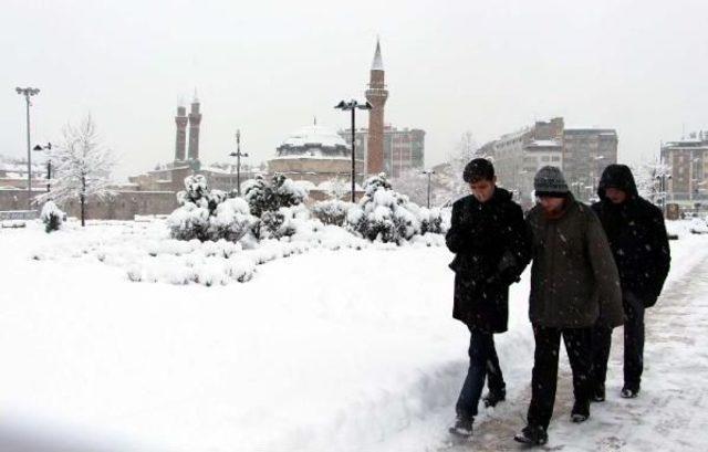 Sivas'ta Yoğun Kar Yağışı; Okullar Tatil