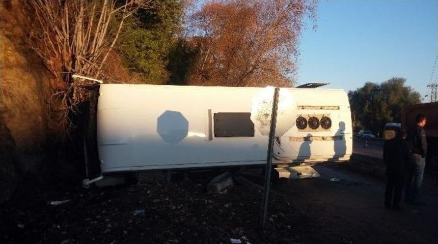 Antalya&rsquo;da Otel Servisi Otomobille &Ccedil;arpıştı: 1&rsquo;i Ağır 16 Yaralı