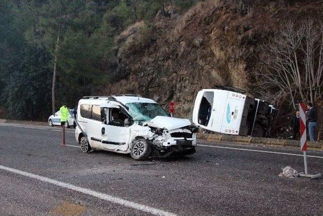 Antalya’da Otel Servisi Otomobille Çarpıştı: 1’i Ağır 16 Yaralı