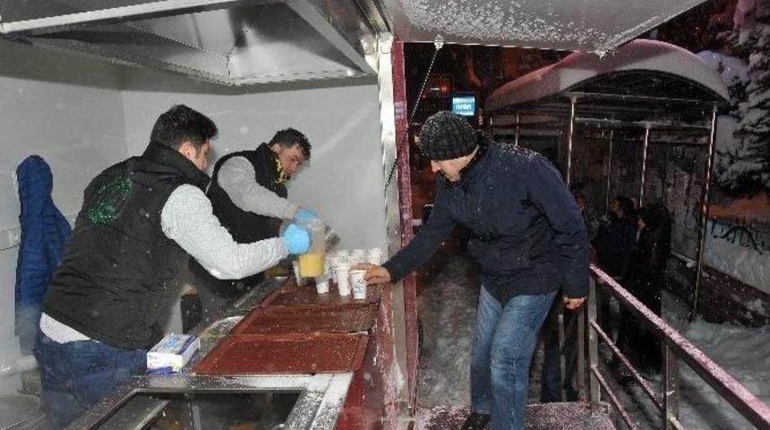 Karda İşe Giden İstanbullulara Sıcak &Ccedil;orba Servisi
