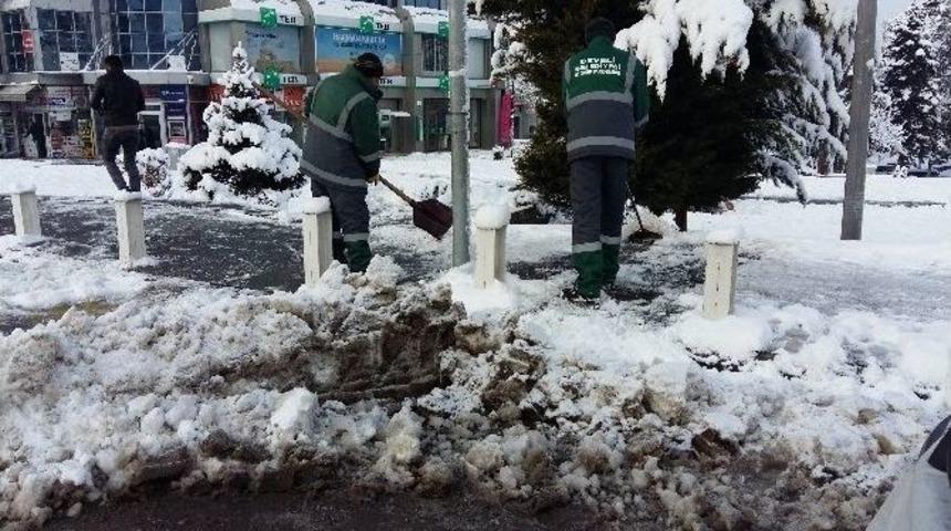 Develi&rsquo;de Ekipler Gece Boyunca Kar Temizleme &Ccedil;alışması Yaptı