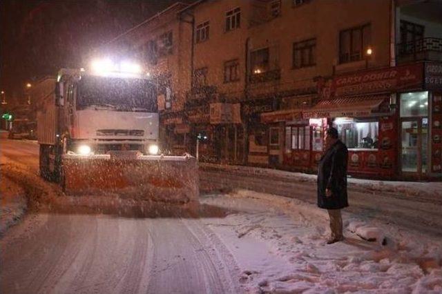 Develi’de Ekipler Gece Boyunca Kar Temizleme Çalışması Yaptı