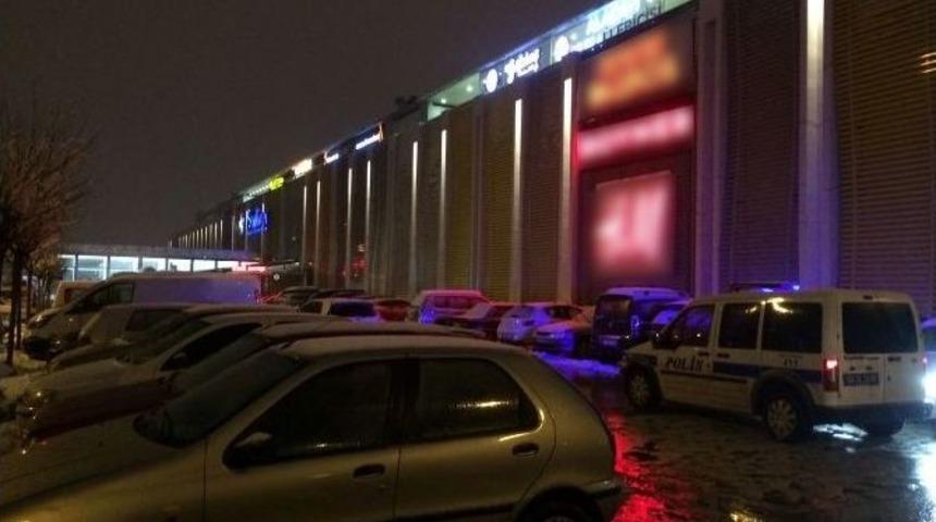 Avm&rsquo;de Pankart A&ccedil;an 3 Gen&ccedil; G&ouml;zaltına Alındı