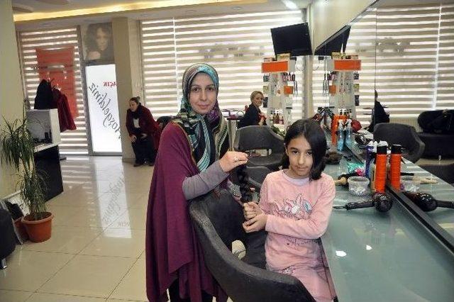 (&ouml;zel Haber) 9 Yaşındaki Kız Sa&ccedil;larını Kanser Hastalarına Bağışladı 2