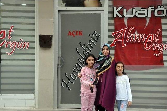 (&ouml;zel Haber) 9 Yaşındaki Kız Sa&ccedil;larını Kanser Hastalarına Bağışladı 3