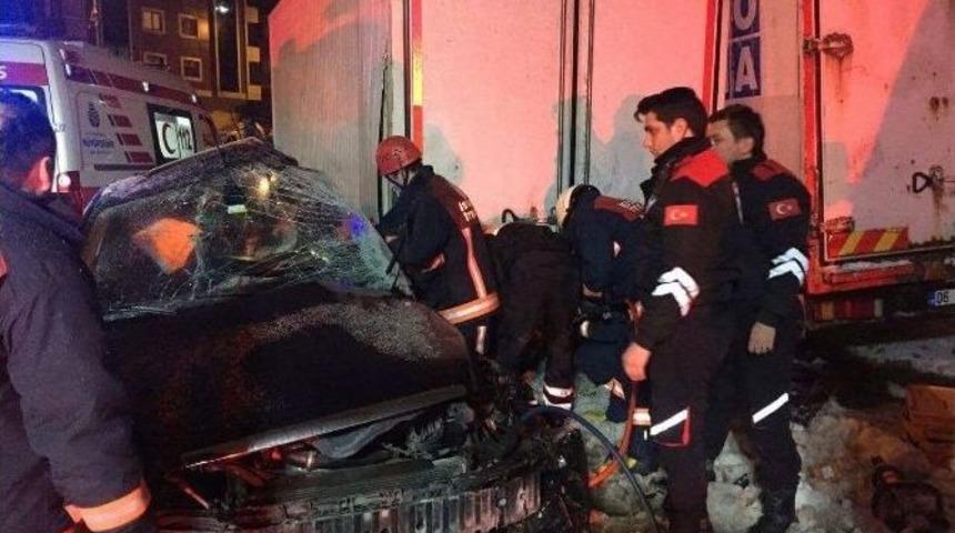 Buzlanan Yolda Kayan Ara&ccedil;, Kamyona &Ccedil;arptı