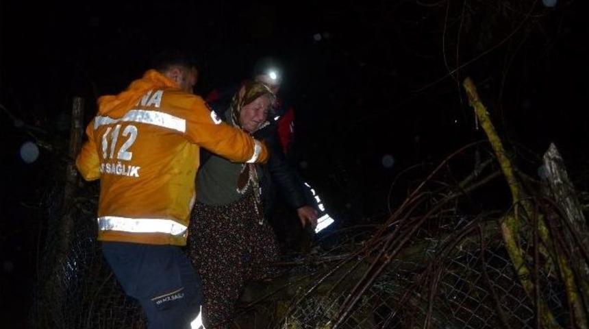 Taşkın Derede Mahsur Kalan İki Kadın Kurtarıldı