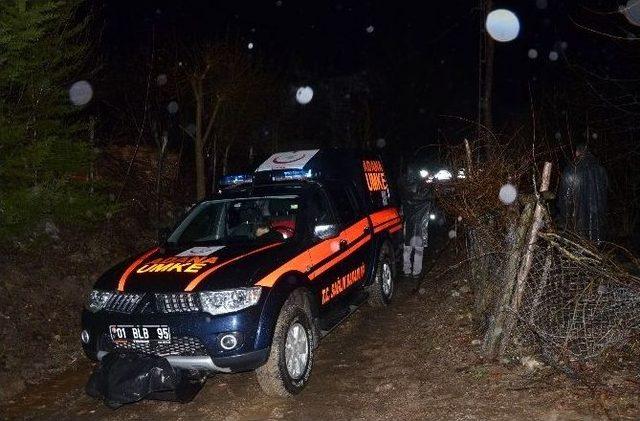 Taşkın Derede Mahsur Kalan İki Kadın Kurtarıldı