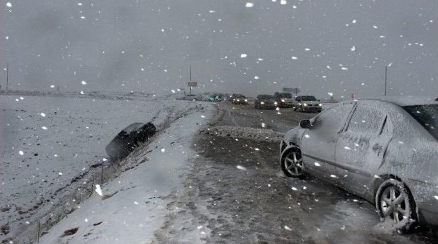 Kar Yağışı Zincirleme Kazaya Neden Oldu: 3 Yaralı