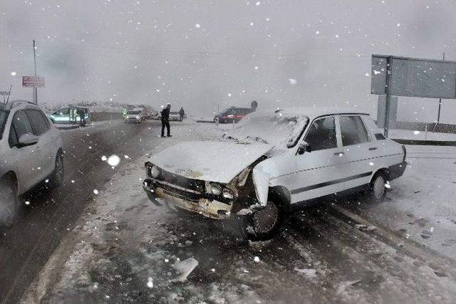 Kar Yağışı Zincirleme Kazaya Neden Oldu: 3 Yaralı