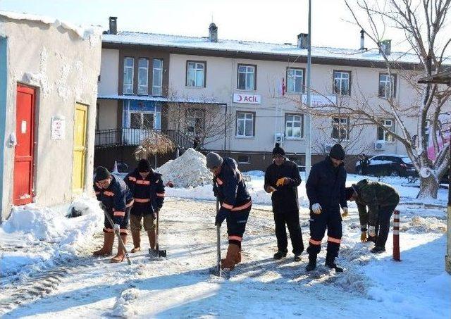 Lapseki’de Kar Temizleme Çalışmaları