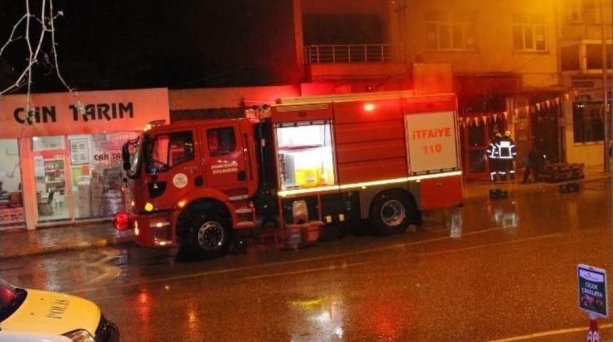 İş Yerinde &Ccedil;ıkan Yangın Paniğe Neden Oldu