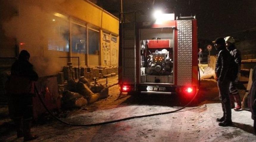 Belediye Yanında Yanan &Ccedil;&ouml;p Konteyneri S&ouml;nd&uuml;r&uuml;ld&uuml;