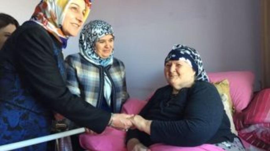 Huzurevi Sakinlerini Ziyaret Ettiler