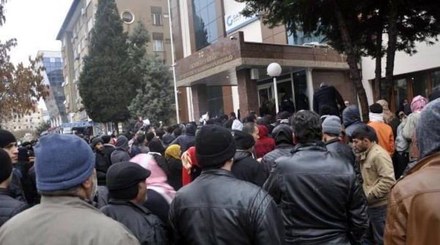 Gaziantep'te, Suriyelilerin Ge&ccedil;ici Ikamet Izdihamı