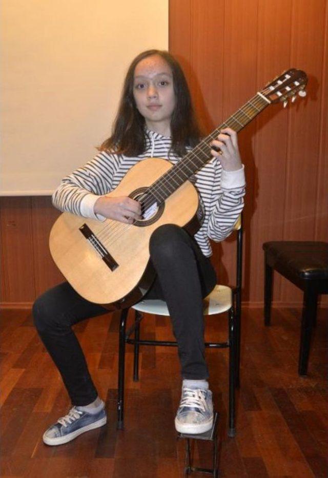 13 Yaşındaki Gitar Virtüözü Aylin, Romanya'da Birinci Oldu