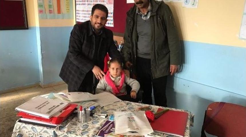 Engelli &Ouml;ğrenciye Tekerlekli Sandalye