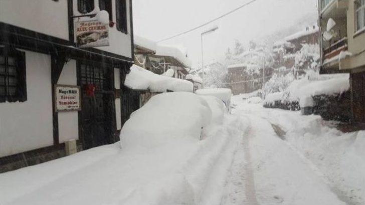 Tokat’ta Otomobiller Kar Altına Kaldı, 351 Köy Yolu Ulaşıma Kapandı G2