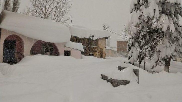 Tokat’ta Otomobiller Kar Altına Kaldı, 351 Köy Yolu Ulaşıma Kapandı G3