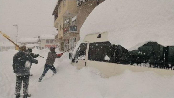 Tokat’ta Otomobiller Kar Altına Kaldı, 351 Köy Yolu Ulaşıma Kapandı G5