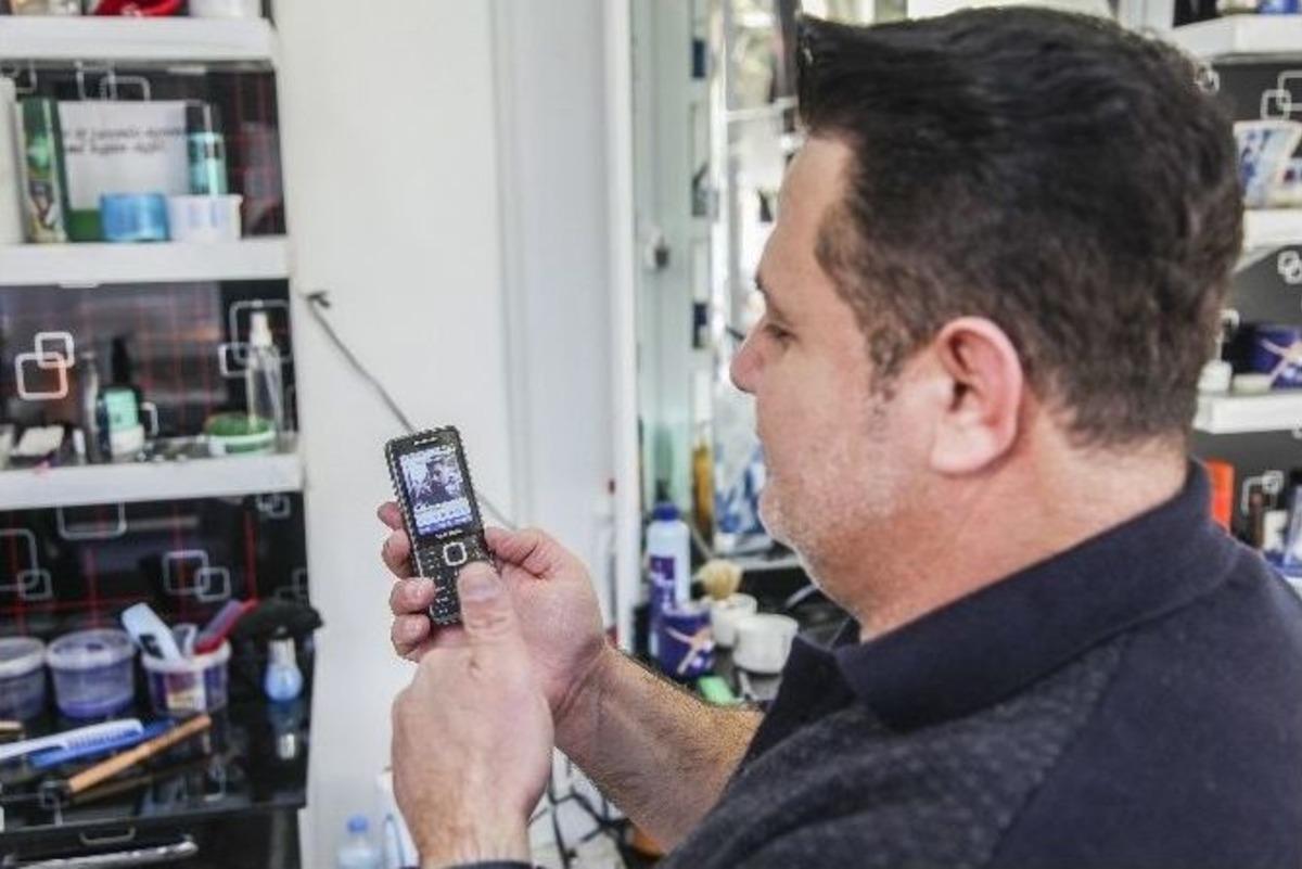 Konuşma Ve İşitme Engelli Berber, G&ouml;r&uuml;nt&uuml;l&uuml; Aramayla Randevu Veriyor