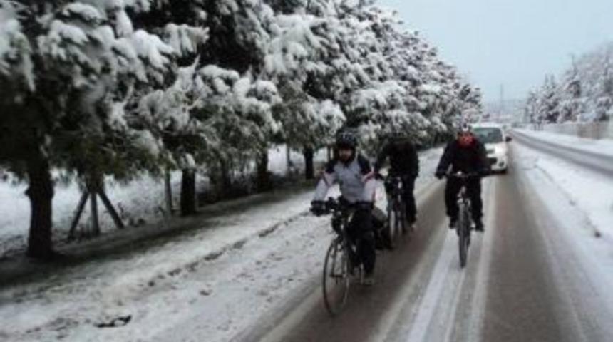 İzmit&rsquo;te Kar Altında Bisiklet Turu