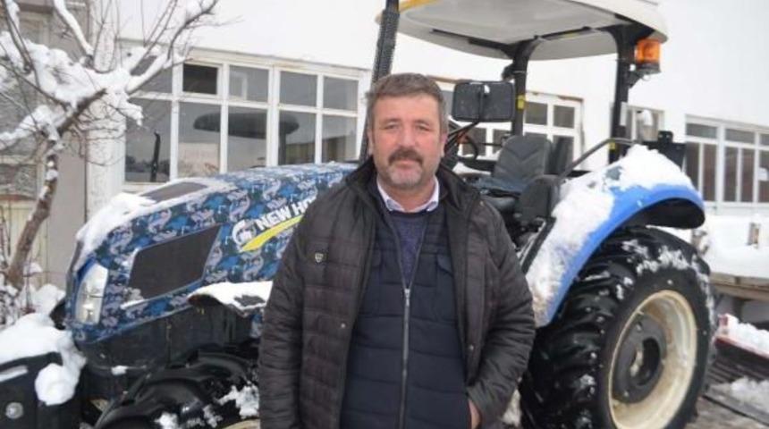 Muhtar Trakt&ouml;rle Yolları A&ccedil;ıyor