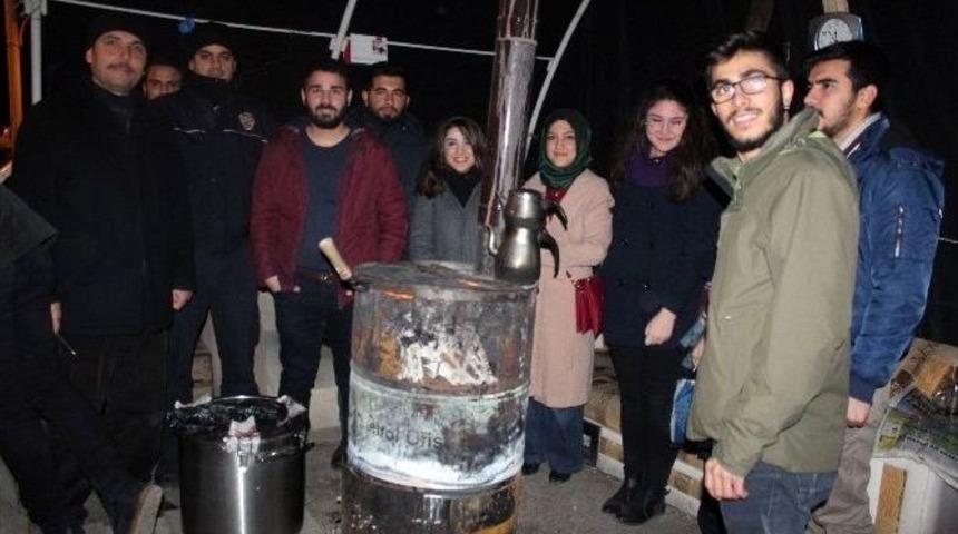 &Uuml;niversite &Ouml;ğrencilerinden Polise Sıcak &Ccedil;orba İkram