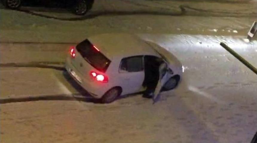 (&ouml;zel Haber) Kayan Aracı Durdurmaya &Ccedil;alışan Şahsın &Ouml;l&uuml;mden D&ouml;nd&uuml;ğ&uuml; Anlar Kamerada