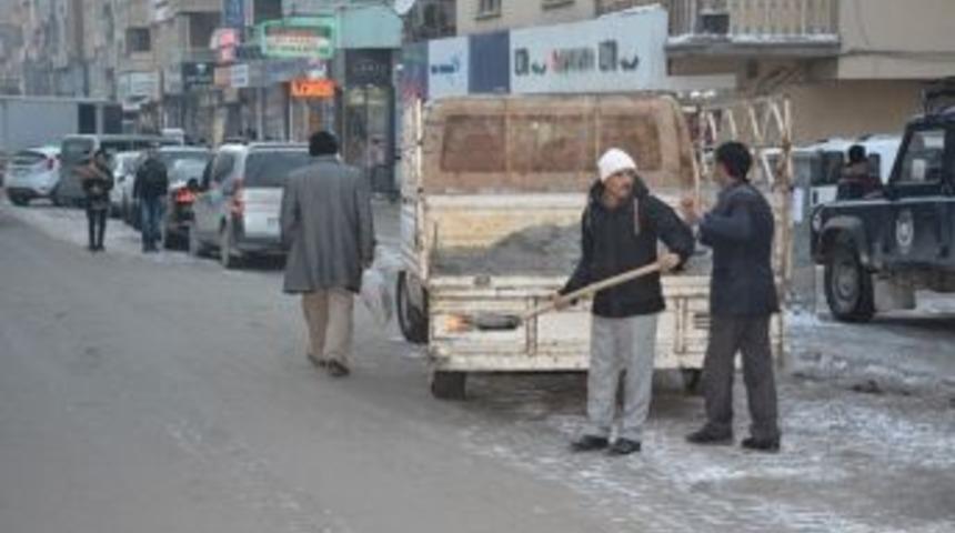 Hakkari&rsquo;de Yol Tuzlama &Ccedil;alışması