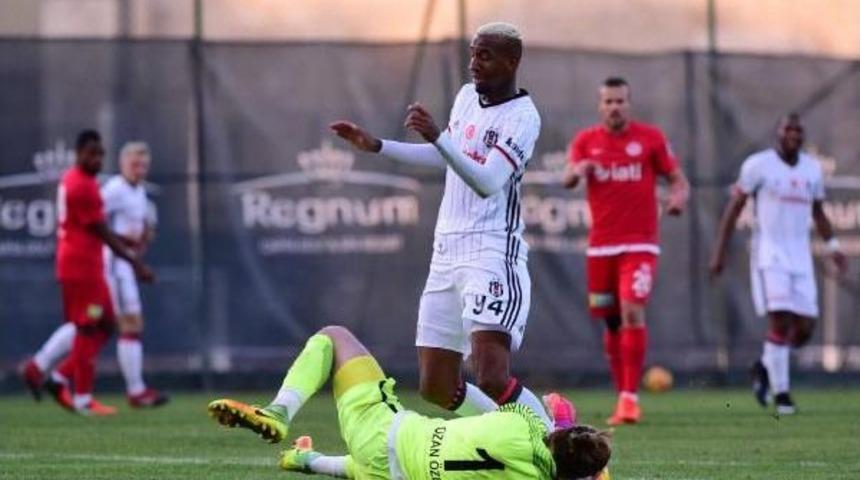 Antalyaspor Kalecisi Ozan'ın Burnu Kırıldı