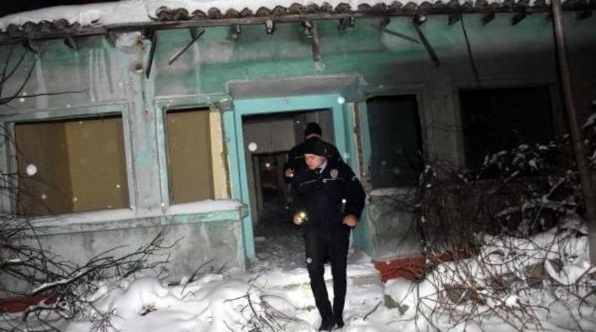 Polis Metruk Evlerde 'donmamaları' I&ccedil;in Kimsesiz Aradı