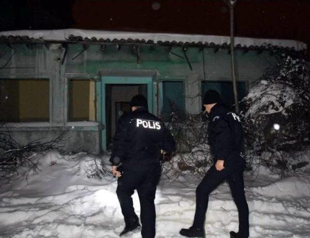 Polis Metruk Evlerde 'donmamaları' Için Kimsesiz Aradı