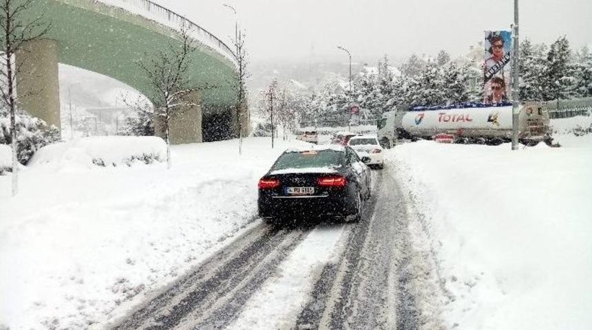Beykoz Riva Yolunda Ara&ccedil;lar Mahsur Kaldı