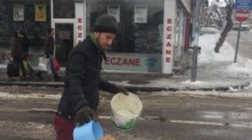 Aksaray Belediyesi Kuşlar İ&ccedil;in Yem Bıraktı