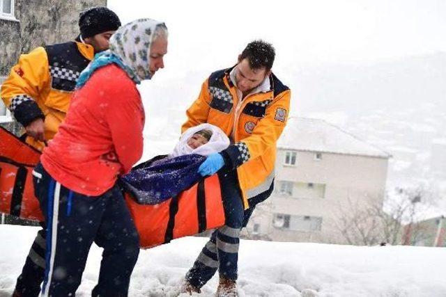 Karla Kapanan Sokakta Oturan Hastaları Hastaneye Ulaştırdılar 1