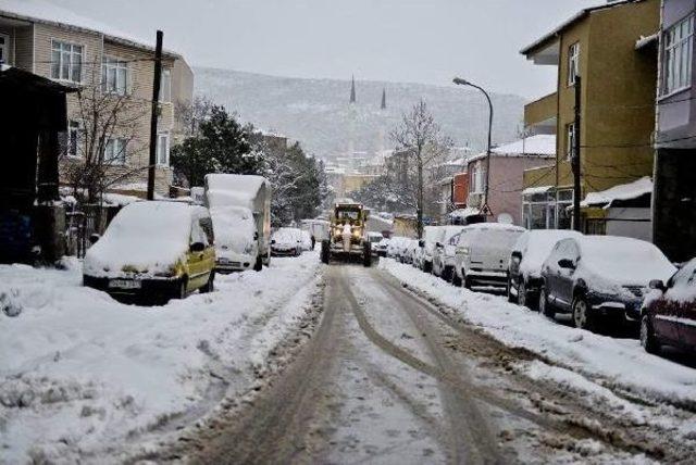 Karla Kapanan Sokakta Oturan Hastaları Hastaneye Ulaştırdılar 2