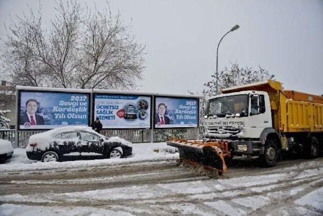 Karla Kapanan Sokakta Oturan Hastaları Hastaneye Ulaştırdılar 3