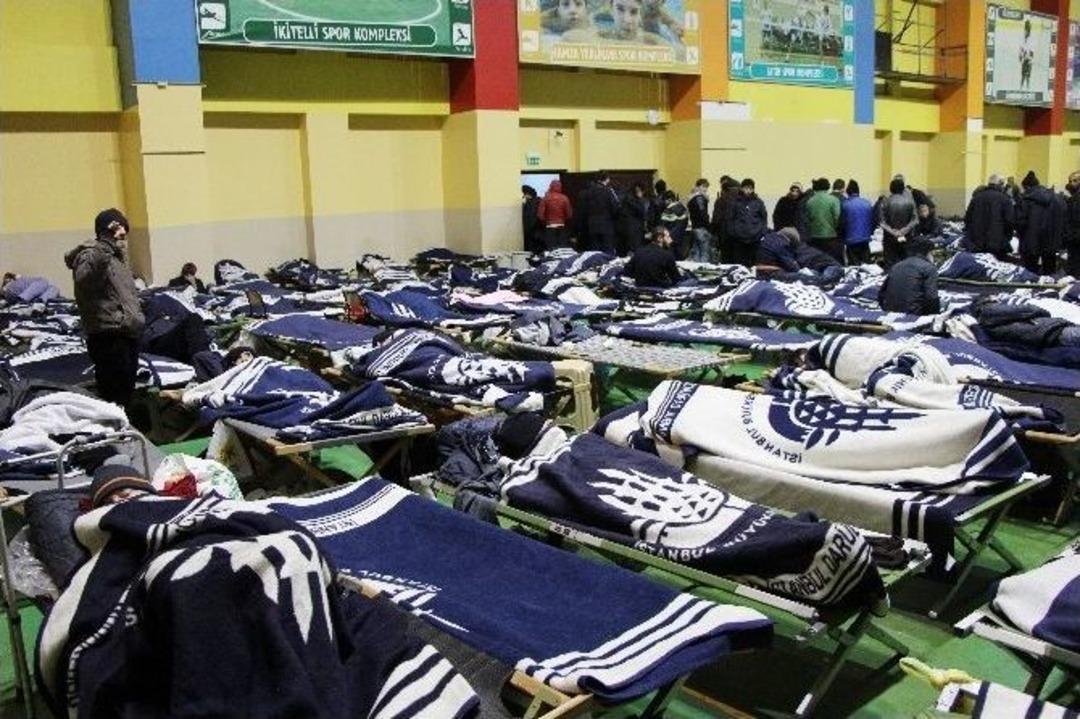 Evsizler, Kapalı Spor Salonunda Ağırlanıyor