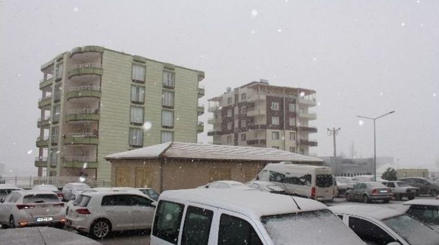 Kahta İl&ccedil;esine Yılın İlk Karı D&uuml;şt&uuml;