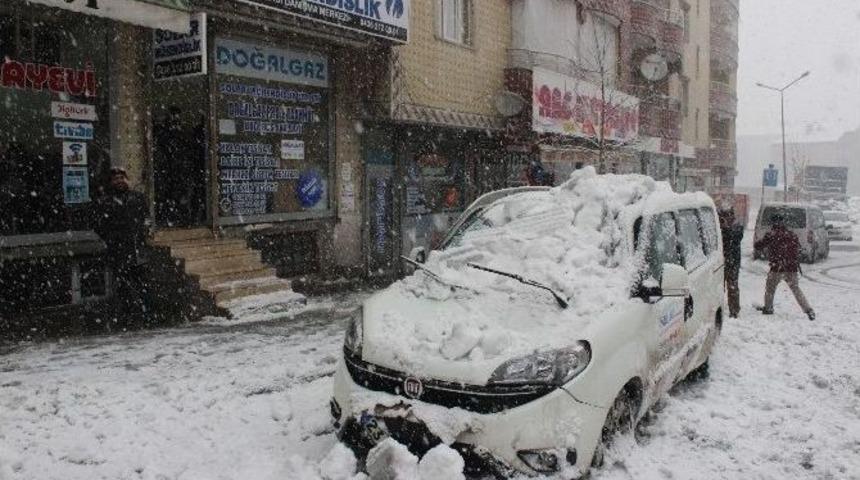 &Ccedil;atıda Biriken Kar K&uuml;tlesi Aracın &Uuml;zerine D&uuml;şt&uuml;
