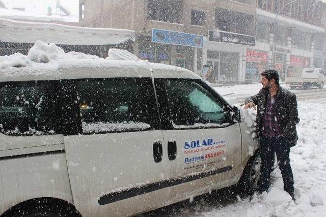 Çatıda Biriken Kar Kütlesi Aracın Üzerine Düştü