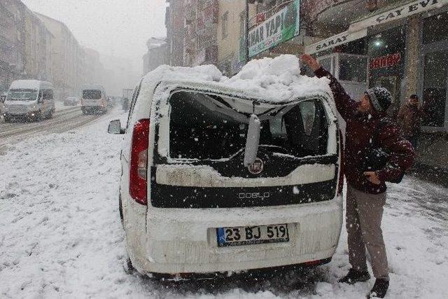 Çatıda Biriken Kar Kütlesi Aracın Üzerine Düştü