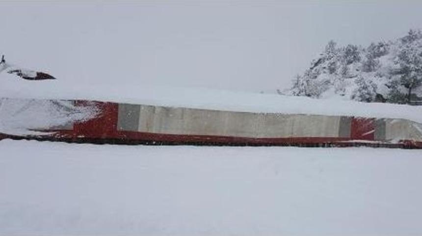 Kar, Halı Sahanın &Ccedil;atısını &Ccedil;&ouml;kertti