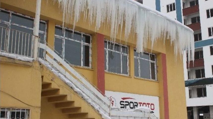 Buz Sarkıtları Tehlike Oluşturuyor