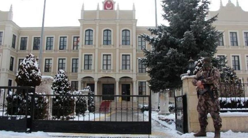 &Ouml;zel Harekat Polisleri Valilik &Ouml;n&uuml;nde N&ouml;bet Tutuyor