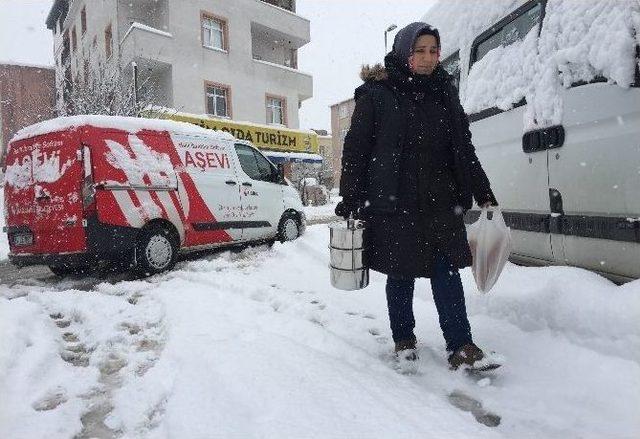 Ümraniye’de Bin Yüz Kişiye Sıcak Yemek